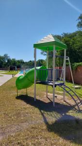 Ο χώρος παιχνιδιού για παιδιά στο Departamento Amoblado de 2 dormitorios Zona Aeropuerto