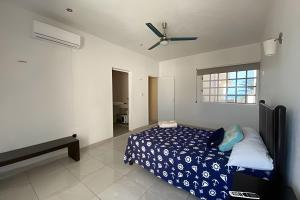 a bedroom with a bed and a ceiling fan at Villa del Mar, un espacio funcional y bien ubicado in Progreso
