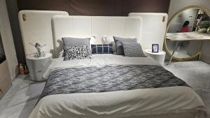 达喀尔Ocean Afrique SA的一间卧室配有一张大床、枕头和镜子