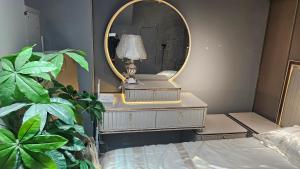 达喀尔Ocean Afrique SA的梳妆台,配有镜子和灯