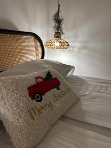 莫斯纳Domek Las&Luz Moszna BALIA的一张床上放着一个圣诞枕头，枕头上印着一辆红色汽车。 更多41张照片