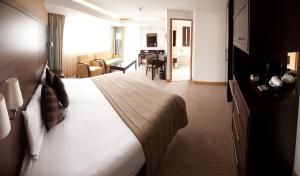 En eller flere senger på et rom på White Sands Hotel
