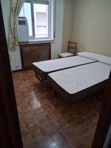Llit o llits en una habitació de mirador