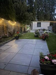 Κήπος έξω από το Wonky 2 A Cosy Hideaway in the Heart of Cheshire