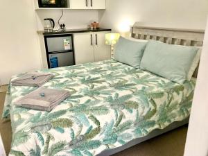 Ένα ή περισσότερα κρεβάτια σε δωμάτιο στο Sleep-on-Lily Guesthouse