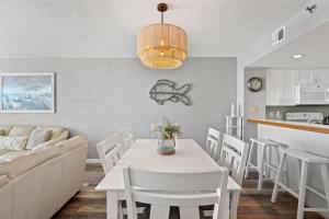 ein Esszimmer und eine Küche mit einem weißen Tisch und Stühlen in der Unterkunft Atlantic Dunes Resort Unit 502 with Direct Oceanfront Balcony in Myrtle Beach