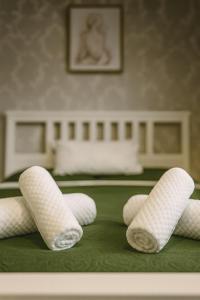 a group of four white pills on a table at Spacious Modern 5 bedroom home near Heathrow Windsor in Canvey