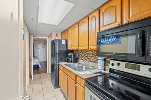 Køkken eller tekøkken på Monterey Bay Suites Resort Unit 523 with Direct Oceanfront Balcony