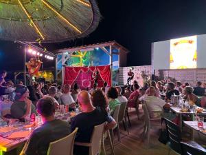 eine Gruppe von Menschen, die in einem Raum an Tischen sitzen in der Unterkunft La Vallée De Taradeau in Taradeau + 83 Fotos