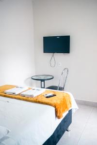 Un televizor și/sau centru de divertisment la Ami Hotel