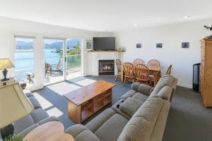 Un lugar para sentarse en The Landing- Your Downtown Waterfront Oasis