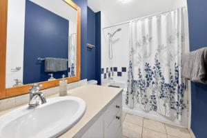 Un baño de The Landing- Your Downtown Waterfront Oasis 26 fotos más