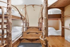 Una cama o camas en una habitación de The Landing- Your Downtown Waterfront Oasis