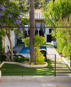 uma vista para uma casa com um jardim em Casa Gema em Selva