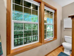 Un baño con dos ventanas y un inodoro. en Moose Manor, en Zigzag 35 fotos más