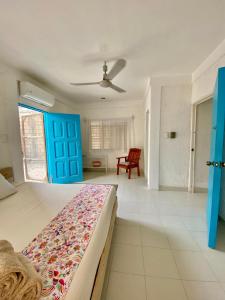 Giường trong phòng chung tại Barefoot bliss