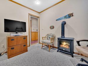 Una sala de estar con chimenea y televisión. en Moose Manor, en Zigzag