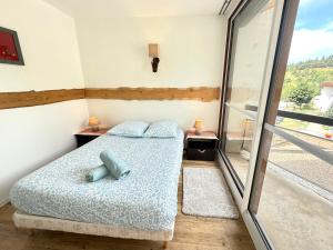 una piccola camera con letto e balcone di Pause détente vue montagnes a Seyssinet-Pariset