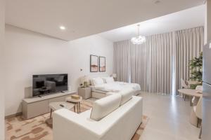 Ένα ή περισσότερα κρεβάτια σε δωμάτιο στο Yas Island Studio Walk to Formula One and Ferrari World