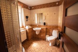 a bathroom with a toilet and a sink at Rancho Willa & Restaurant in Rewal