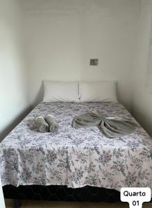 Giường trong phòng chung tại Casa Fundo de Quintal