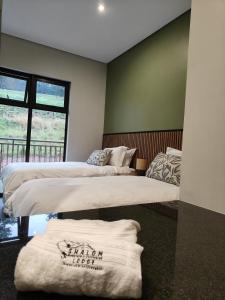 Кровать или кровати в номере Shalom Mountain & Fly-Fishing Lodge