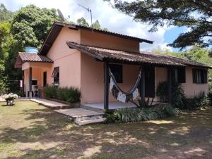 een huis met een hangmat ervoor bij Sítio Herman Natureza Viva in Rolante