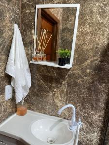 łazienka z umywalką i lustrem w obiekcie Casa aconchegante e privativa w Foz do Iguaçu