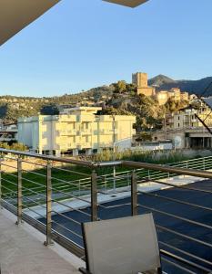 布罗洛Gio's House的屋顶上的椅子