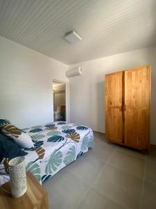 Ένα ή περισσότερα κρεβάτια σε δωμάτιο στο Logement T2 cosy à Tartane - proche de la plage