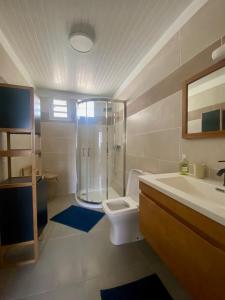 Ένα μπάνιο στο Logement T2 cosy à Tartane - proche de la plage