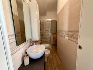 布罗洛Gio's House的浴室里有洗手池、马桶和镜子。