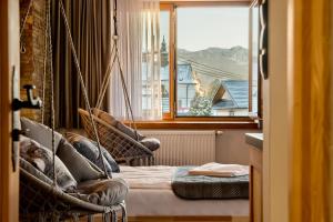 una habitación con dos camas y una ventana en Modrzewiowa Apartamenty, en Poronin