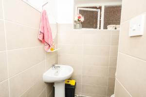 ein kleines Badezimmer mit Waschbecken und Toilette in der Unterkunft Home from Home in Leicester + 19 Fotos