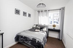 ein Schlafzimmer mit einem Bett und einem Fenster in der Unterkunft Home from Home in Leicester