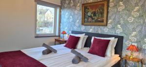 um quarto com uma cama com travesseiros demoníacos. em Slitebadens Annex em Slite