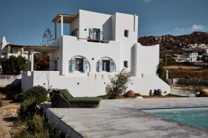 Diamantis Kitesurf Residencies في ميكري فيغلا: بيت ابيض وامامه مسبح