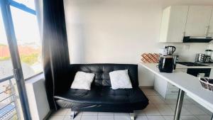 een zwarte leren stoel met twee kussens in een keuken bij Fanieta Lagoon in Vosburg +11 foto's