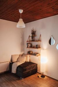 ein Schlafzimmer mit einem Bett und einer Holzdecke in der Unterkunft Dream house surrounded by silence in Milicz