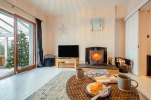 阿伯索赫Hywelfa的带桌子和壁炉的客厅