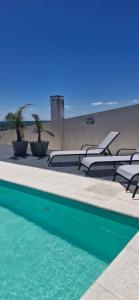 una piscina con tumbonas junto a la playa en PARANA Parque y CPC, en Paraná