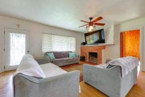 TV/trung tâm giải trí tại Hot Tub, Patio and Outdoor Games at Visalia Home