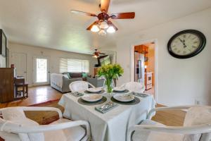 Khu vực ghế ngồi tại Hot Tub, Patio and Outdoor Games at Visalia Home