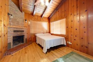 Giường trong phòng chung tại Hot Tub, Patio and Outdoor Games at Visalia Home