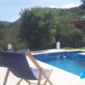 Πισίνα στο ή κοντά στο Cabañas con pileta - 7 Colores Casas Serranas