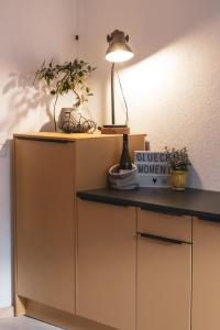 a desk with a lamp on top of it at Klinkerstube in Heuchelheim-Klingen +18 photos