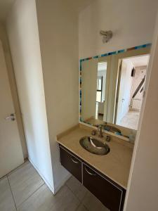 a bathroom with a sink and a mirror at Departamento en el corazón de Villa Carlos Paz in Villa Carlos Paz +6 photos