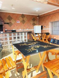 Un comedor con una mesa y sillas de madera. en Hostel Anprado #10, en Guarulhos