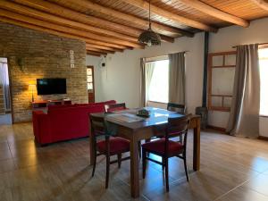 Μια τηλεόραση ή/και κέντρο ψυχαγωγίας στο Cabañas con pileta - 7 Colores Casas Serranas