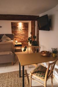 a living room with a couch and a table at Klinkerstube in Heuchelheim-Klingen
